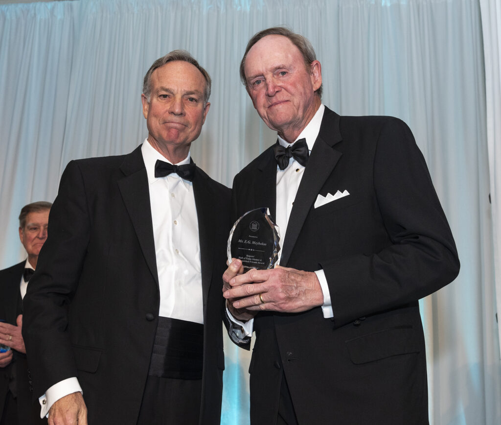 Outstanding alumnus provides lead gift for Hanner Fieldhouse renovation, honored by USG