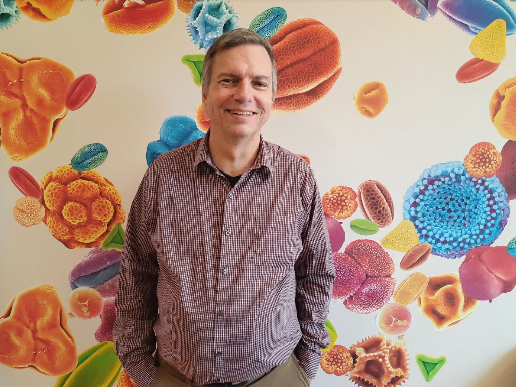 Why pollen season arrives earlier each year: Q&A with biology professor Alan Harvey