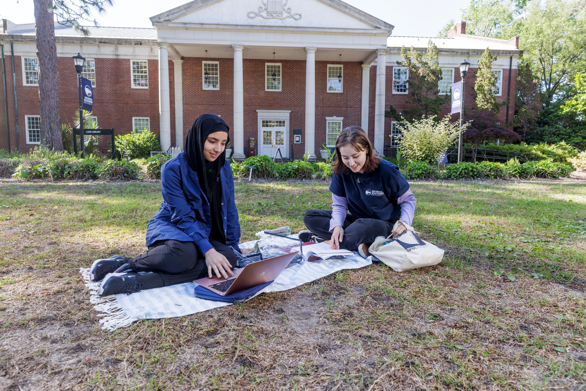 International foreign exchange student enjoys a study break outside with fellow Georiga Southern student.