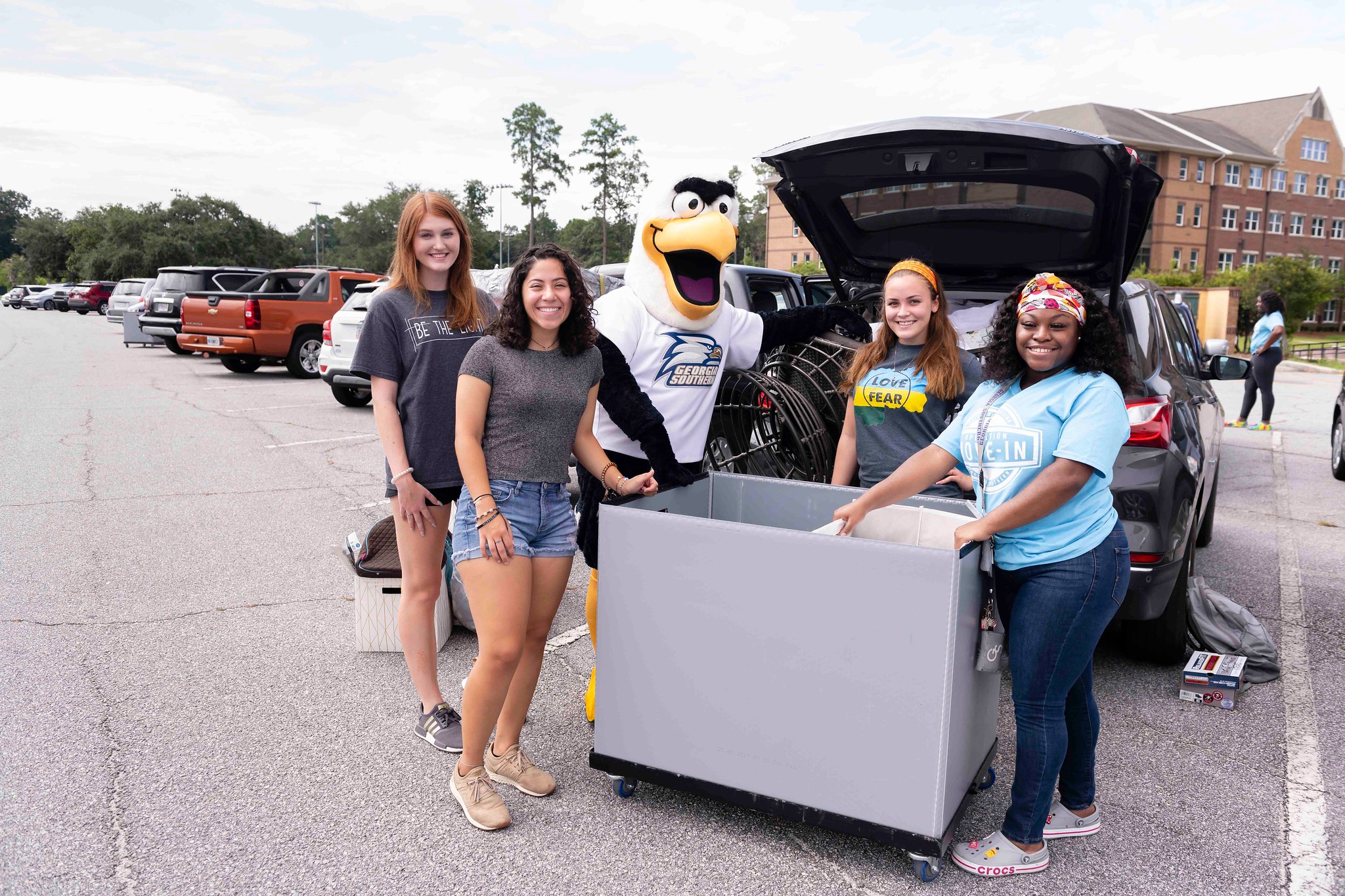 Gus and some students unloading a car to move in on campus