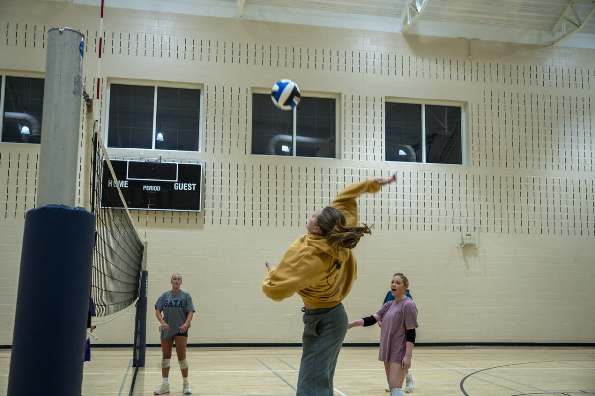 A group of Georgia Southern students play indoor volleyball in the CRI club.
